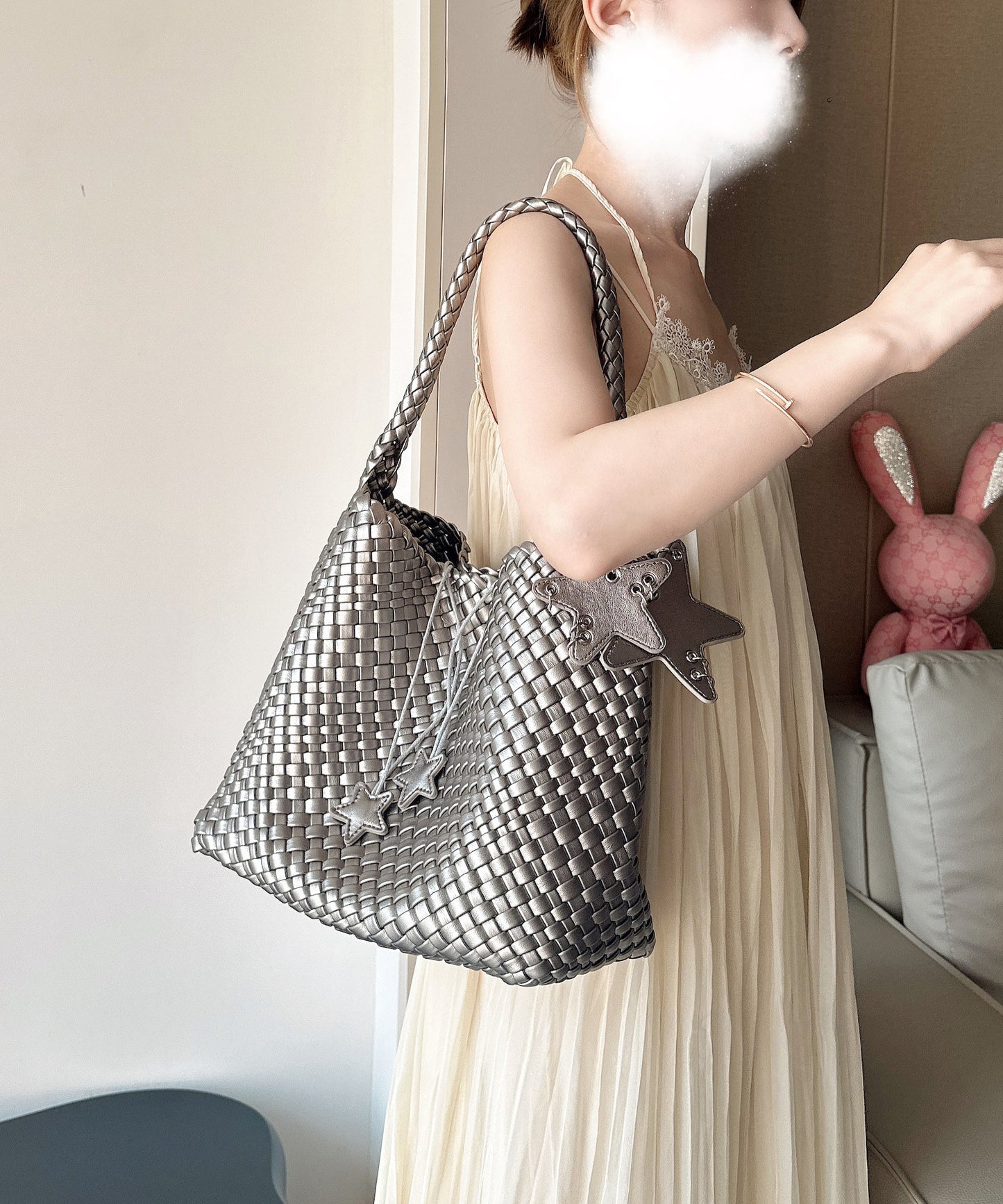 Bolso tipo cubo de piel sintética color champán de gran capacidad (2025)