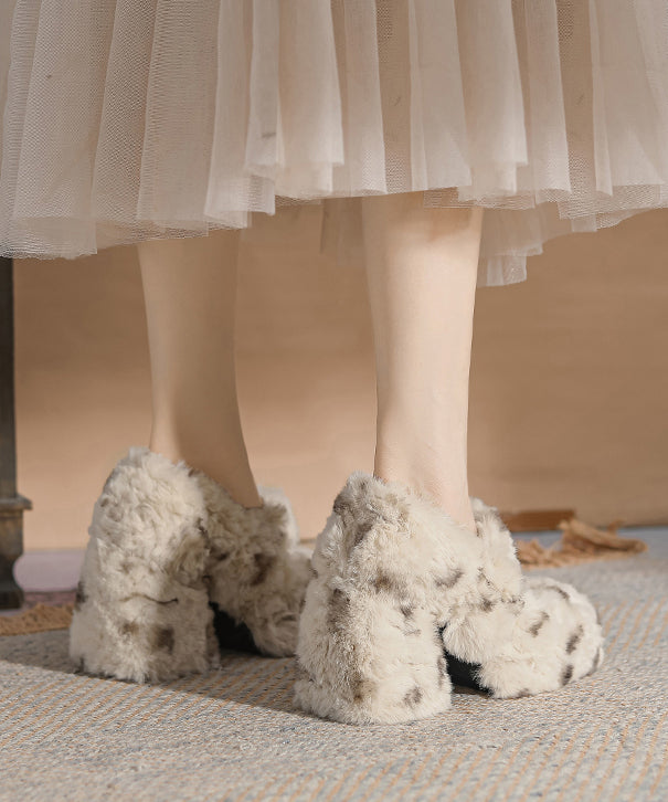 Aprikosenfarbene, klobige High Heels mit Schnallenriemen aus Kunstpelz