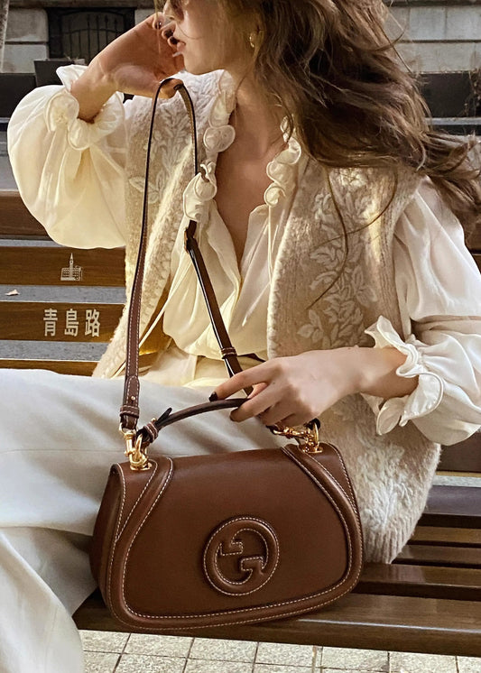 Zweiteiliges Strickset aus besticktem Rüschenstrick in Beige, Damenbekleidung für den Frühling