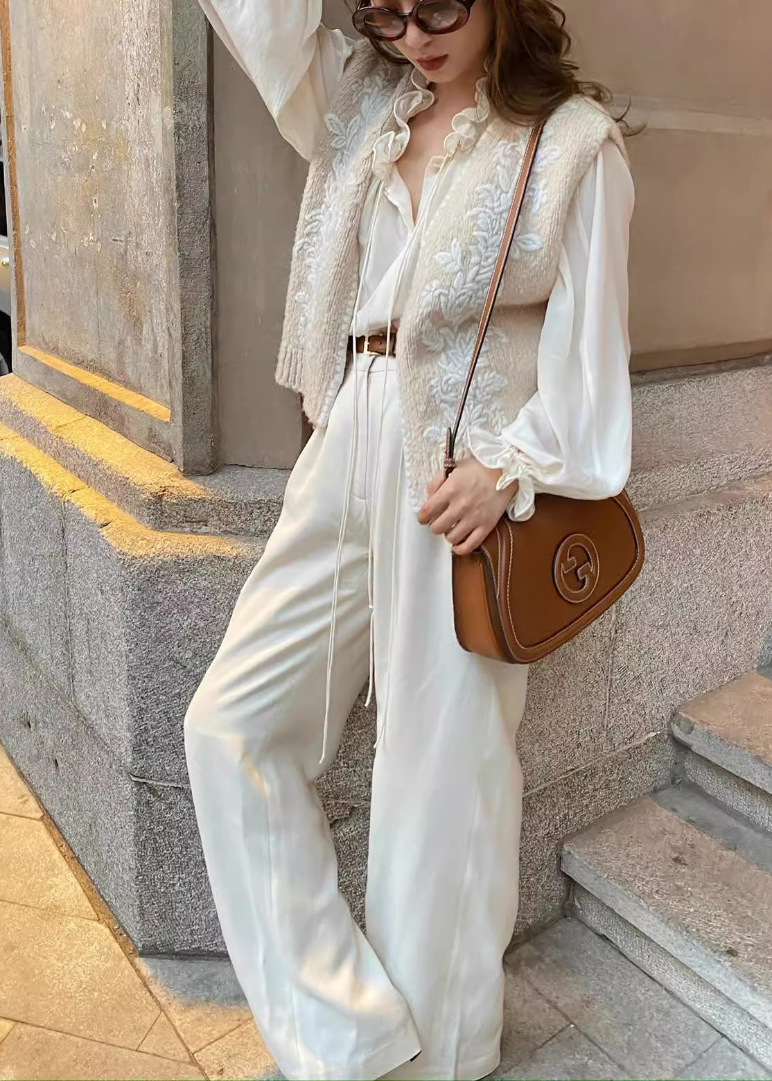 Zweiteiliges Strickset aus besticktem Rüschenstrick in Beige, Damenbekleidung für den Frühling