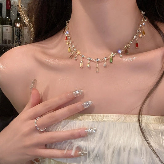 Collar con colgante de borla de circonita de aleación de oro artístico