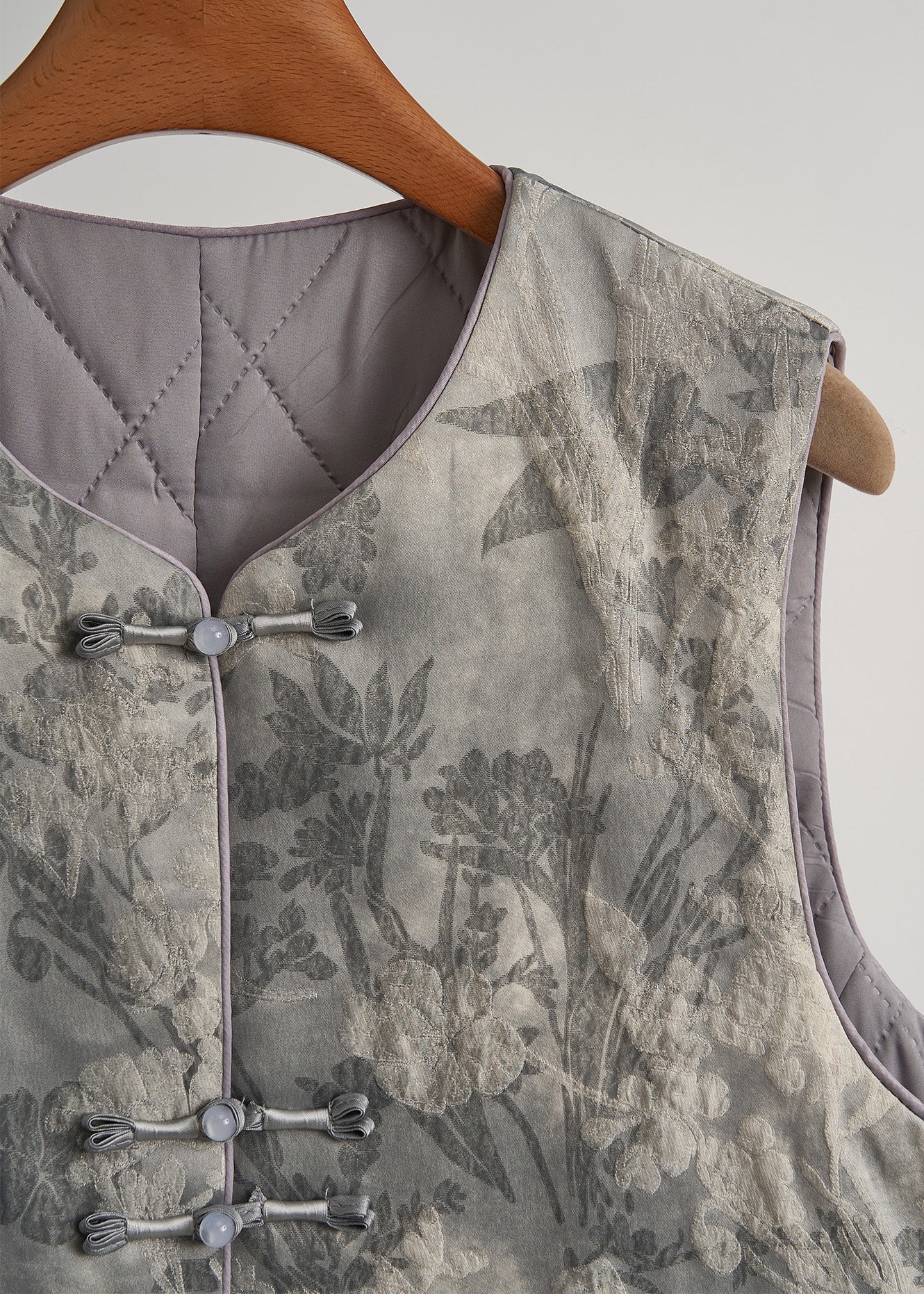 Chalecos gruesos de plumas con estampado de patchwork en gris artístico para invierno