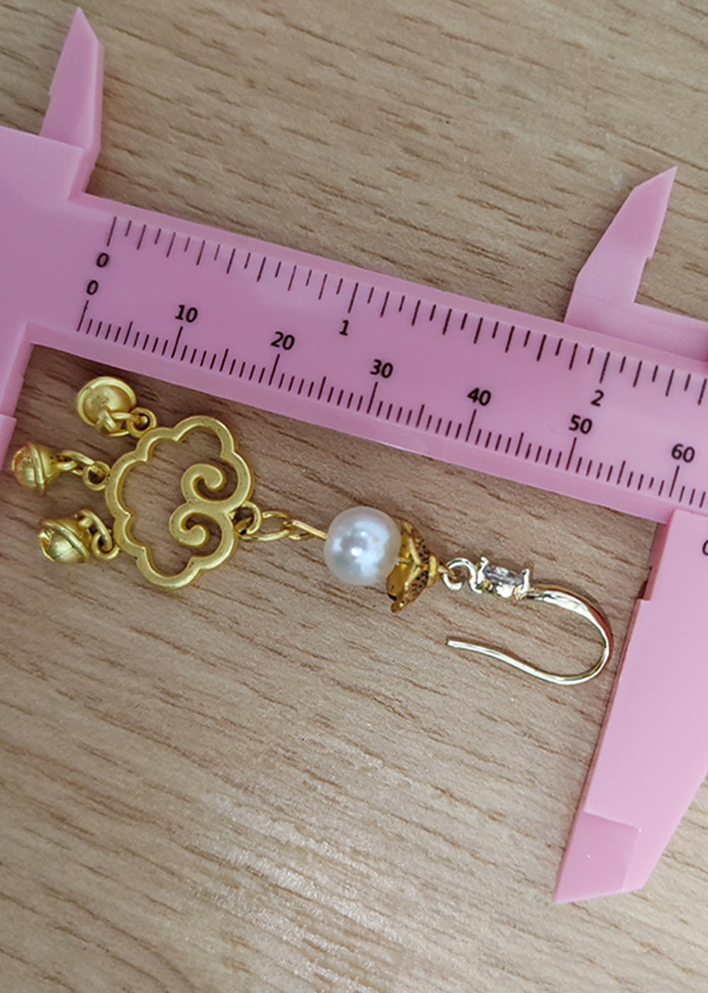 Aretes colgantes de perla de oro de 14 quilates con diseño de nubes auspiciosas y campanillas pequeñas