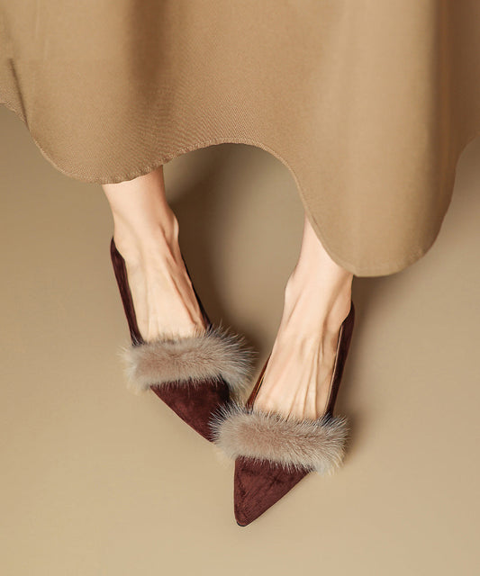 Neue schwarze, flauschige Ballerinas mit spitzer Zehenpartie und flauschigem Fellbesatz für den Herbst