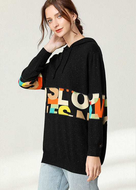 Schönes schwarzes Top mit Patchwork-Print und Kapuze