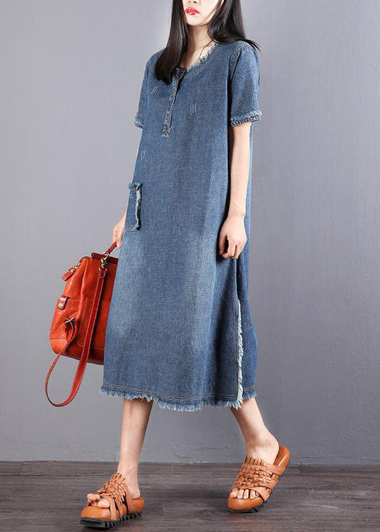 Schönes blaues Partykleid mit Taschen und Knöpfen im Herbst-Denim