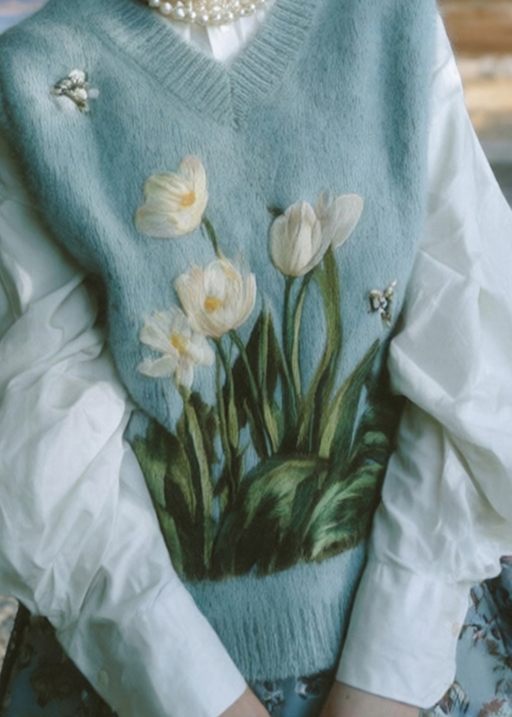 Hermoso chaleco de punto bordado con cuello en V azul sin mangas