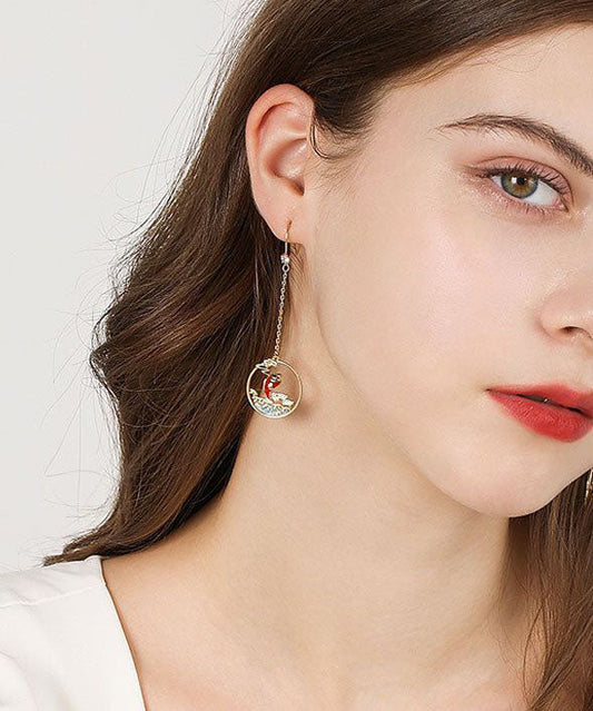 Hermosos aretes colgantes con forma de pez koi y circón dorado y naranja