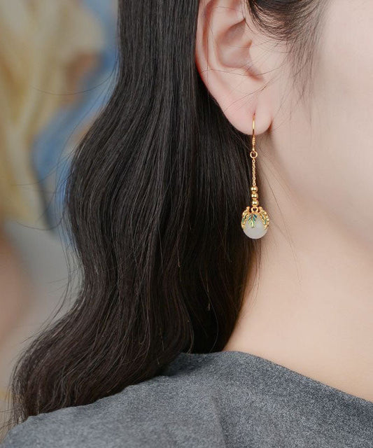Hermosos aretes colgantes florales de jade y plata de ley dorada y esmaltada.