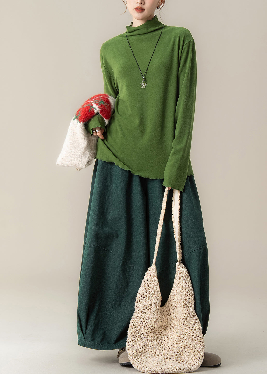 Hermosas camisas de algodón con cuello alto verde hierba para primavera