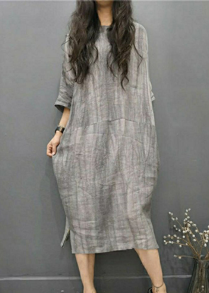 Schönes grünes Leinenkleid mit O-Ausschnitt, faltigen Seitenöffnungen und Fledermausärmeln