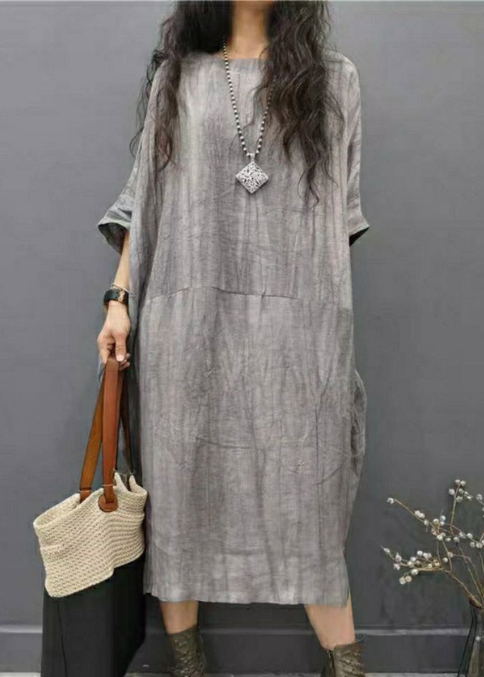 Schönes grünes Leinenkleid mit O-Ausschnitt, faltigen Seitenöffnungen und Fledermausärmeln