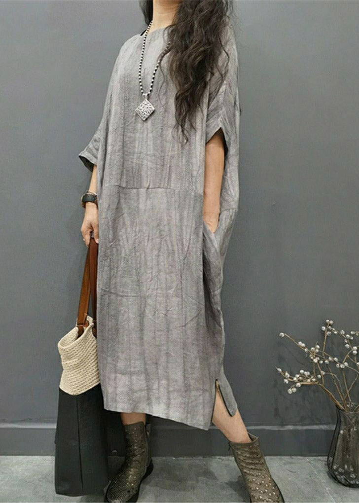 Schönes grünes Leinenkleid mit O-Ausschnitt, faltigen Seitenöffnungen und Fledermausärmeln