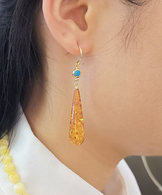 Hermosos aretes colgantes de ámbar naranja con forma de gota de agua