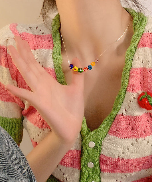 Hermoso collar de cuentas esmaltadas con diseño floral dorado de arcoíris