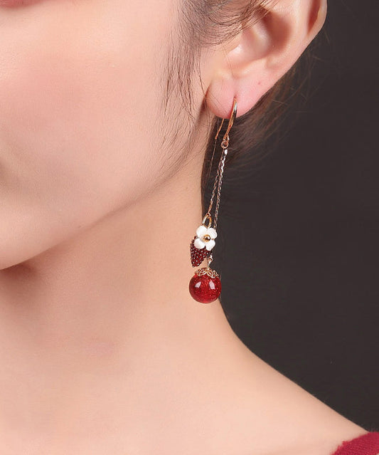 Hermosos aretes colgantes de flor de concha de fresa con esmalte cloisonné de cobre rojo
