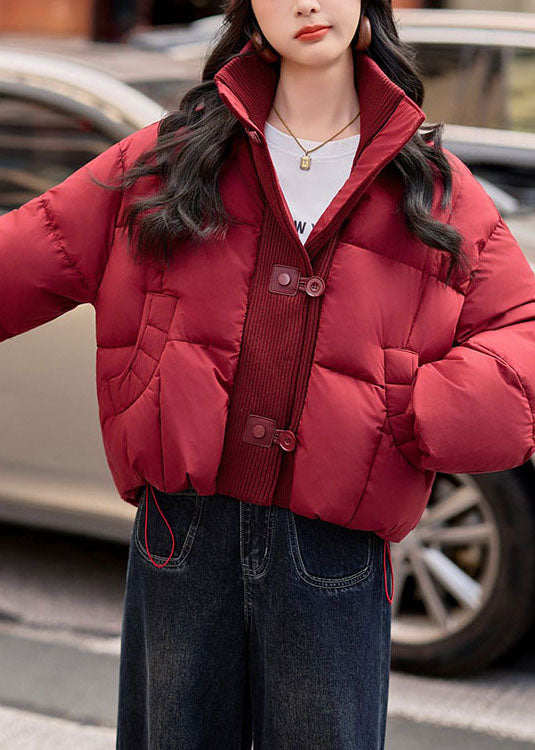 Hermosa chaqueta acolchada de invierno de algodón fino con cuello alto y cordón ajustable.