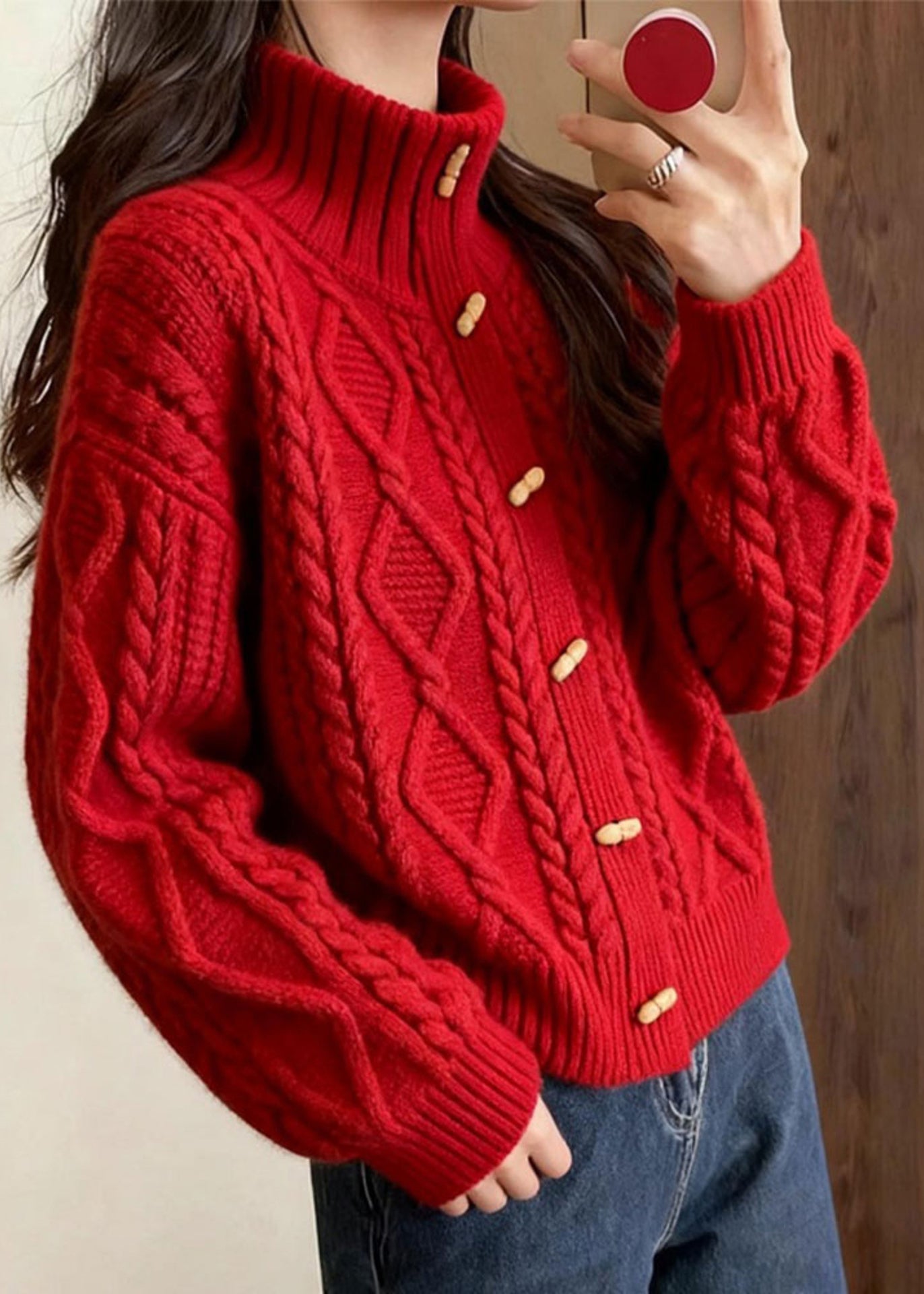Wunderschöne rote Strickjacke mit Stehkragen und Zopfmuster für den Winter