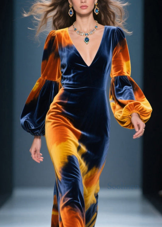 Hermoso vestido largo de terciopelo con efecto tie-dye y cuello en V y mangas farol