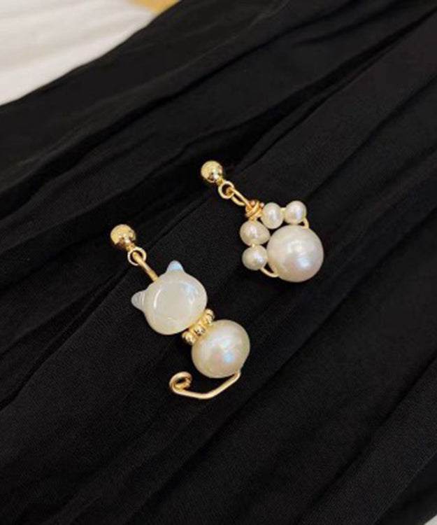 Hermosos aretes colgantes asimétricos de pequeños gatos con perlas doradas y cobre blanco