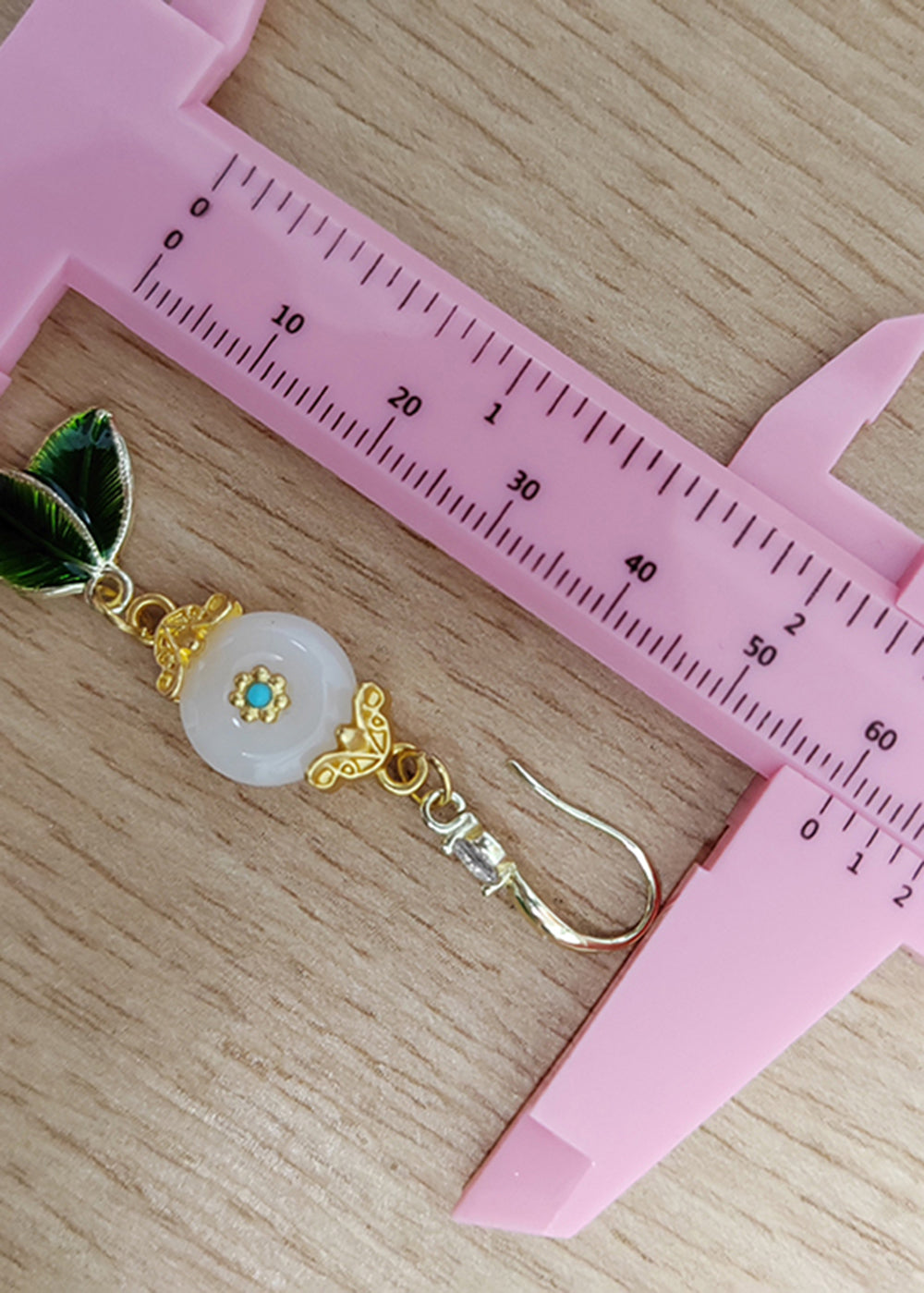 Wunderschöne weiße Jadeblatt-Metall-Tropfenohrringe 2024, neuer Stil