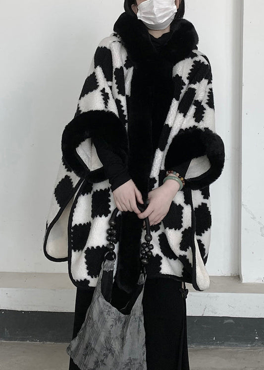 Wunderschöne weiße Oversize-Wolljacke mit Kapuze und Karomuster für den Winter