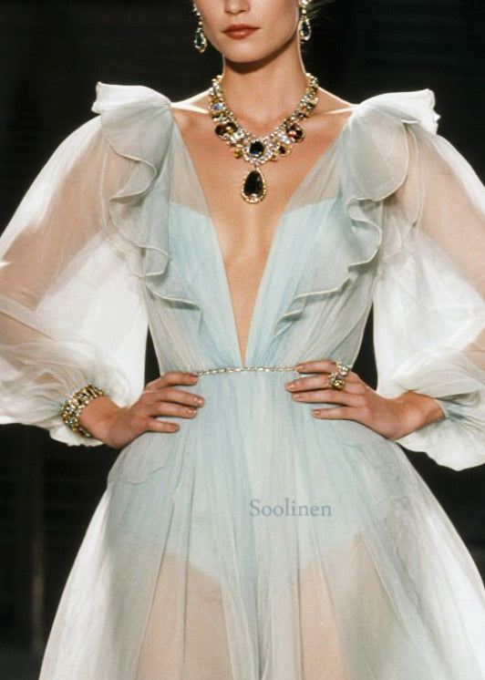 Hermoso vestido de fiesta de verano de organza transparente con volantes blancos