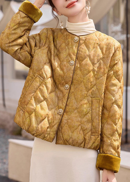 Hermosa chaqueta amarilla de invierno con cuello redondo y bolsillos en jacquard de algodón fino.