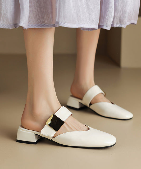 Beigefarbene, klobige Sandalen aus Kunstleder mit Spleiß-Optik