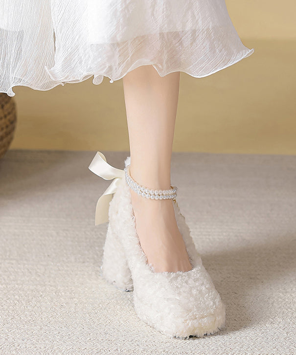 Beigefarbene, klobige High Heels aus Kunstpelz mit flauschigem Wollfutter