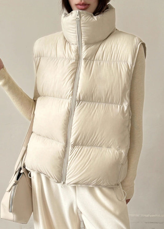 Chaleco de plumón de pato con bolsillos beige y cuello alto sin mangas