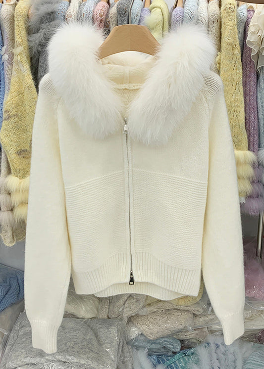 Beige, kuscheliger Strickwintermantel mit Reißverschluss und Fuchskragen