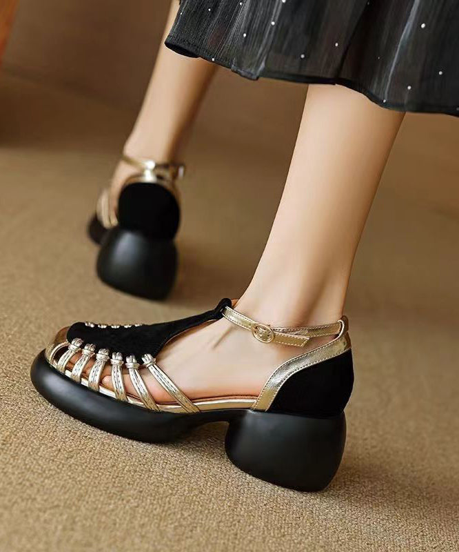 Schwarze, klobige Wildleder-Sandalen mit bequemer Spleißung und Aussparung