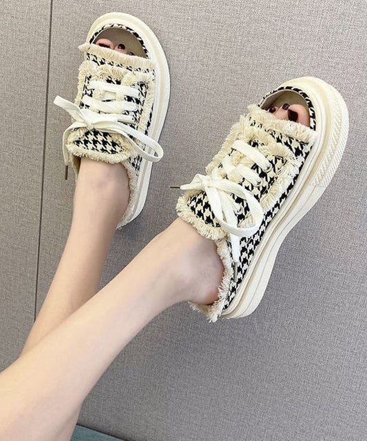 Schwarze Plateau-Sandalen mit lässiger Schnürung und Quaste