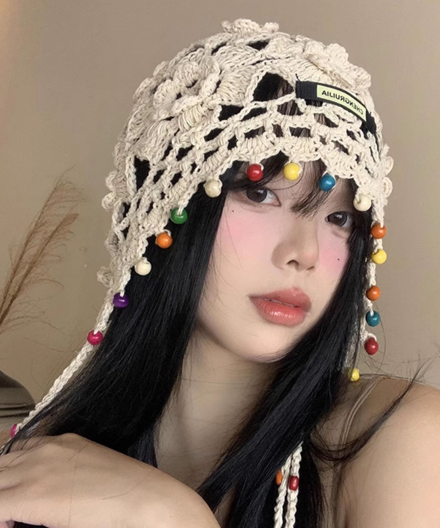 Sombrero boonie bohemio beige con borlas y flores huecas