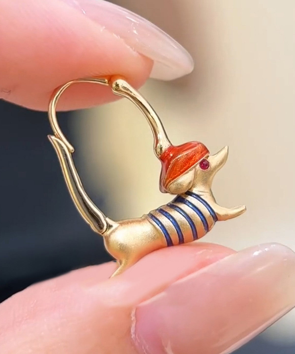 Pendientes de aro con forma de salchicha de cachorro de aleación de oro bohemio