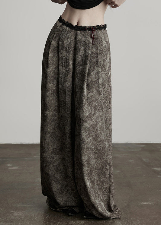 Gerade geschnittene Hose im Boho-Stil, grau, mit Batikmuster und Patchwork-Spitze, Frühling