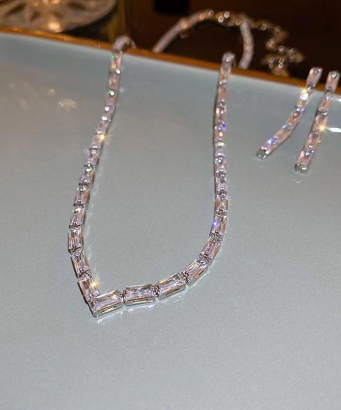 Collar de plata de ley con circonitas en forma de V y seda bohemia