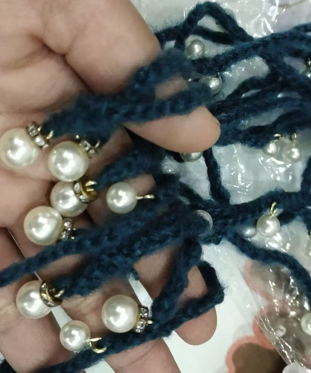 Gorro bohemio de punto con borlas y cuentas azules