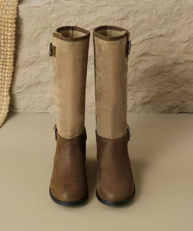 Boho-Stiefel mit Schnallen und klobigen Details aus khakifarbenem Wildleder