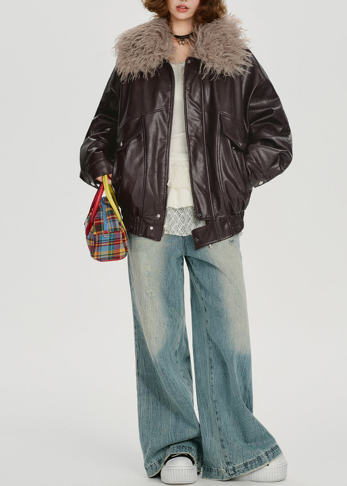 Boho-Winterjacke aus übergroßem Kunstleder mit Schokoladenbraunem Kunstpelzkragen