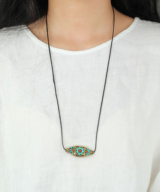 Collar bohemio verde con colgante de turquesa y cobre tejido a mano