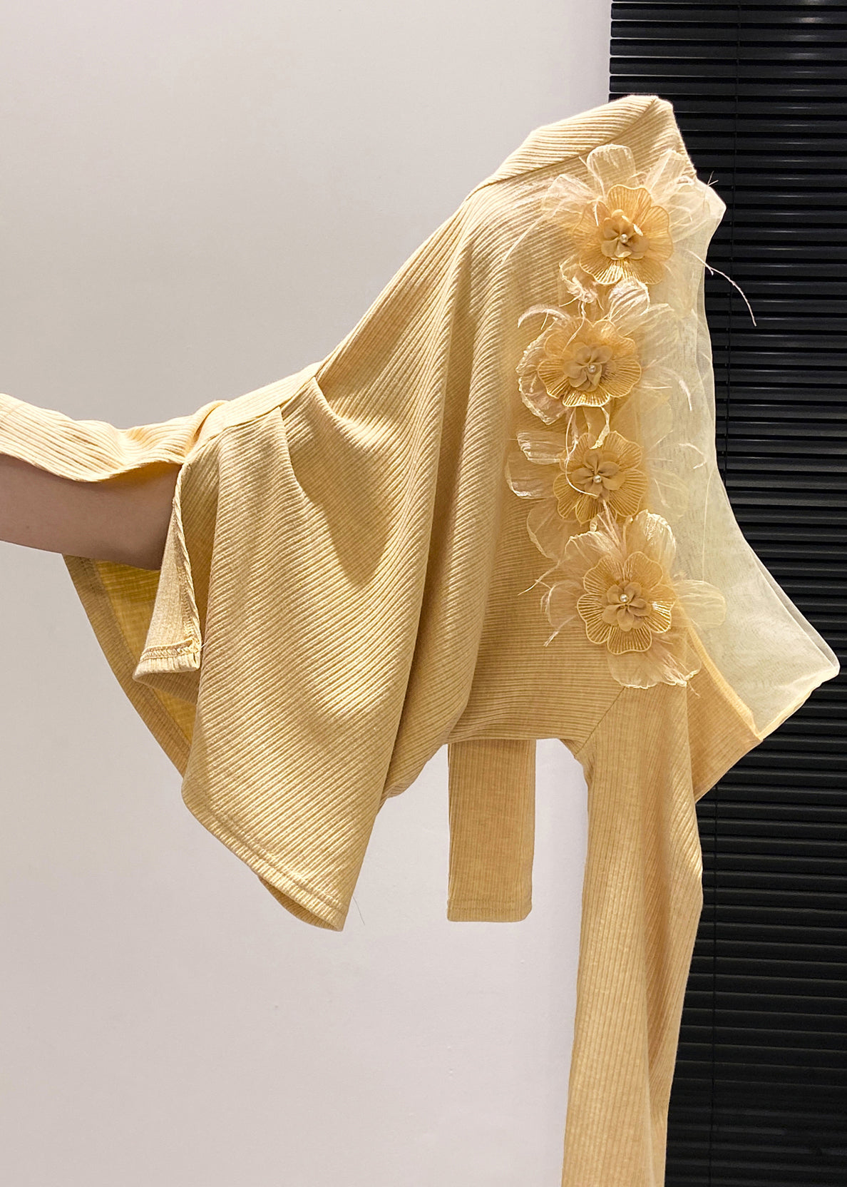 Boho-Top aus gelber Baumwolle mit Blumenmuster und seitlichem Schlitz für den Frühling