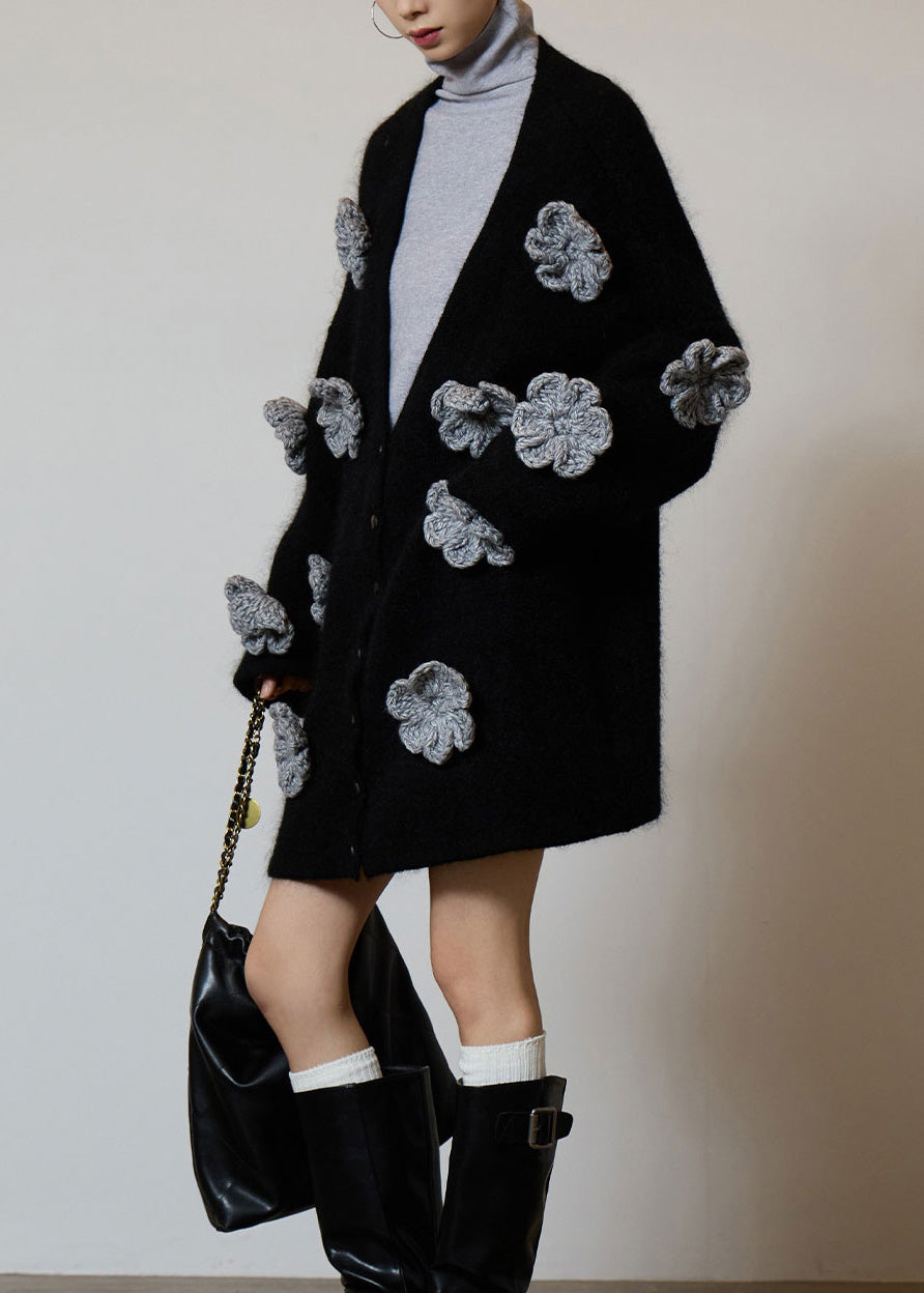 Boutique Schwarze Strickjacke mit V-Ausschnitt, Blumenmuster und Knöpfen, Frühling