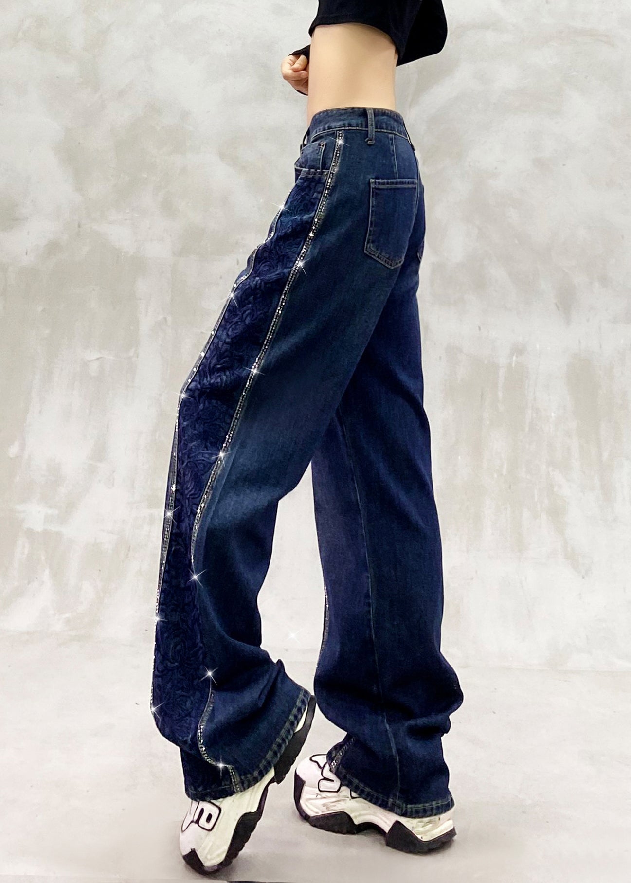 Pantalones vaqueros de patchwork con bordado de circonitas azules de Boutique Primavera