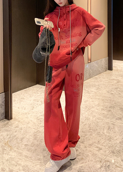 Zweiteiliges Set aus ziegelrotem, batikgefärbtem Baumwollstoff mit Kapuze und Buchstabenprint für den Frühling