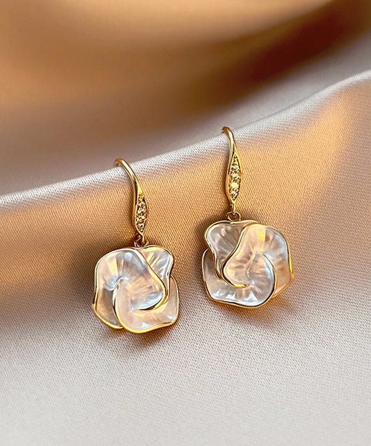 Pendientes colgantes florales con detalles de cobre dorado