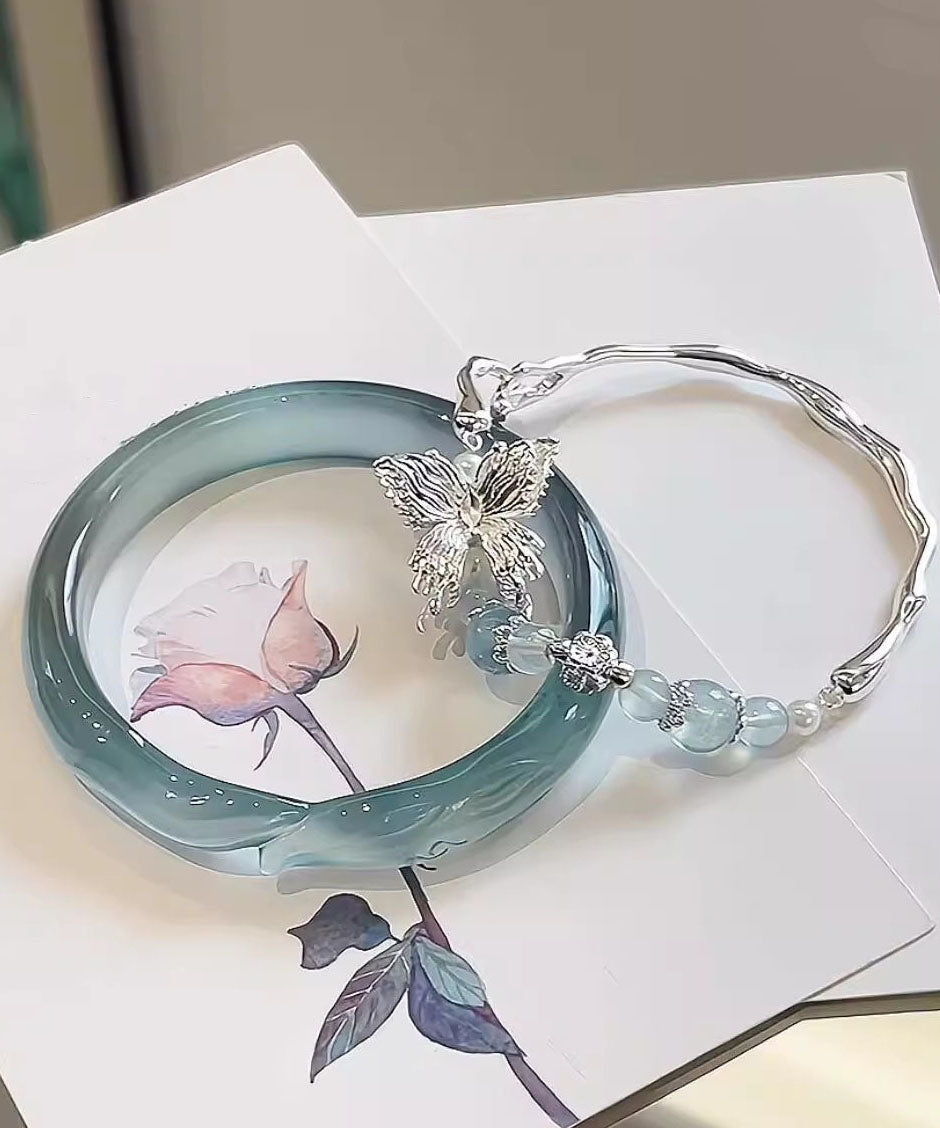 Zweiteiliges Set aus schlichtem Armreif aus Sterlingsilber mit Zirkonia und Jade in Schmetterlingsform