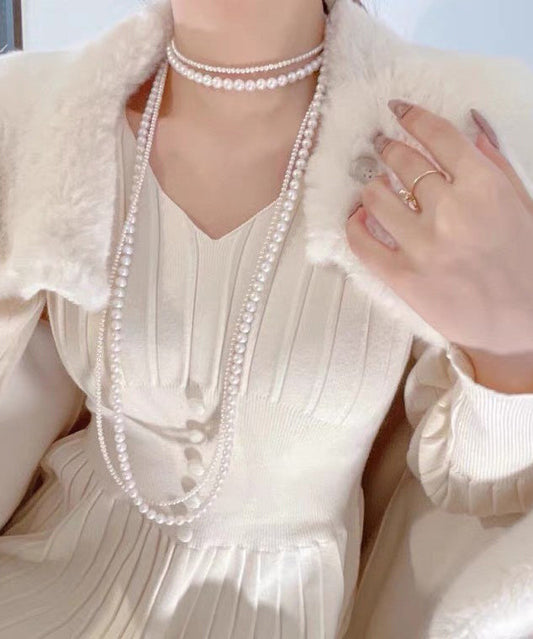 Collar corto de cuentas gratificadas con perlas blancas hechas a mano