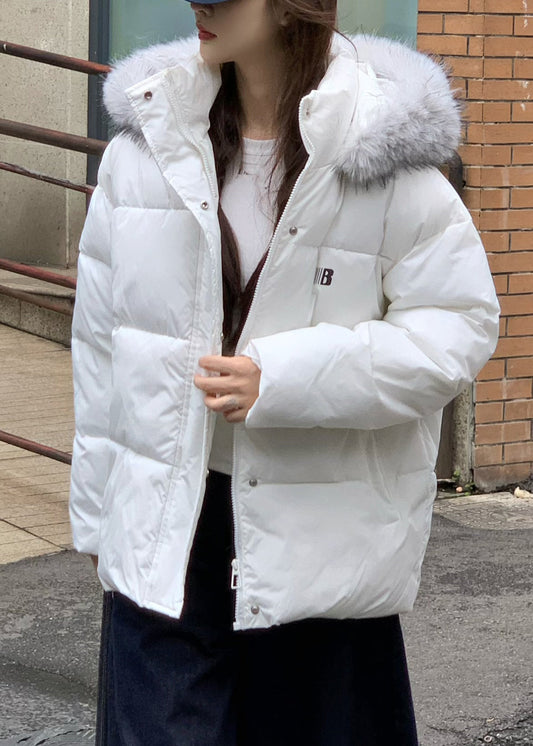 Parka corta blanca con cuello alto y capucha para invierno
